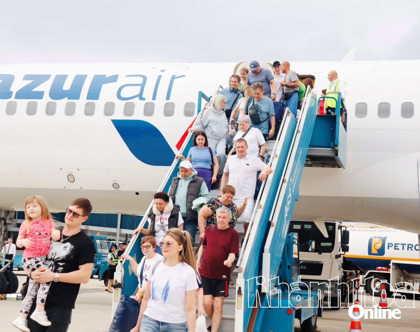 Khách Nga đến Khánh Hòa trên chuyến bay charter do Anex Việt Nam phối hợp với Azur Air tổ chức.
